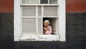 Alte Dame am Fenster