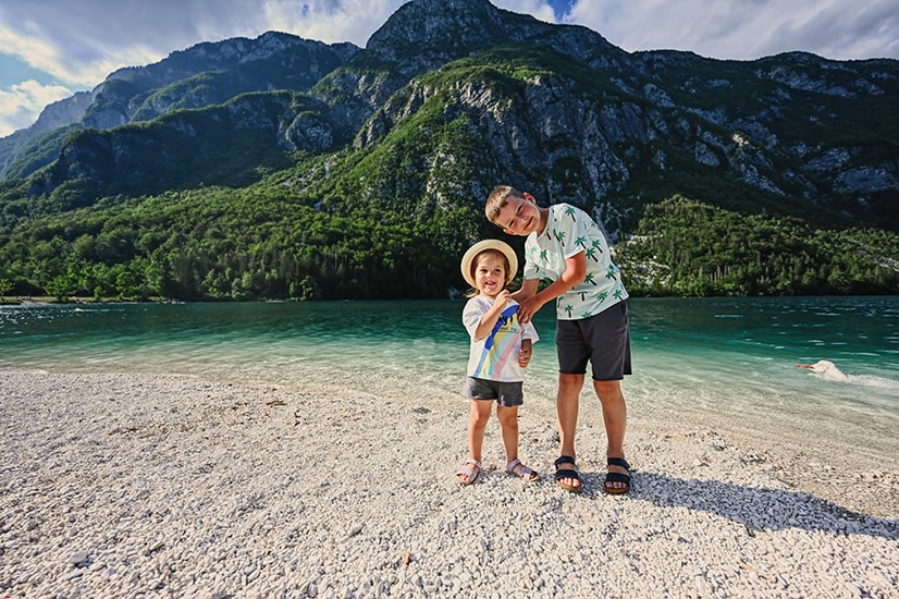 "Guck mal, Oma, Papa und ich waren am See!"