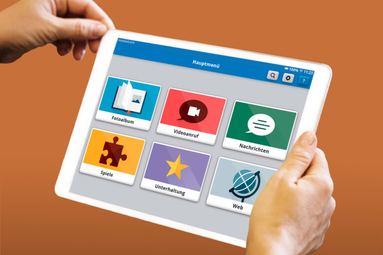 Digitaler Betreuungsassistent von Media4Care für die Seniorenbetreuung zu Hause